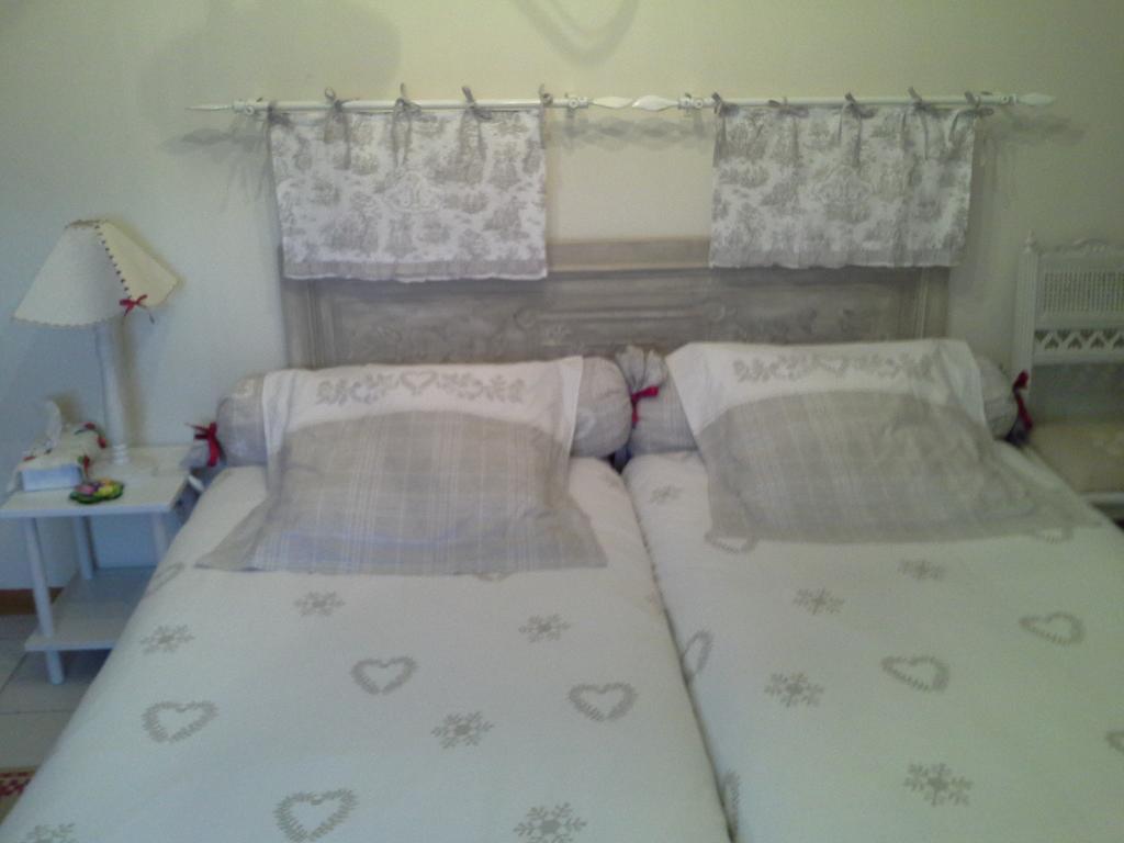 Chambres D'Hotes Au Temps Des Cerises Jumièges Стая снимка